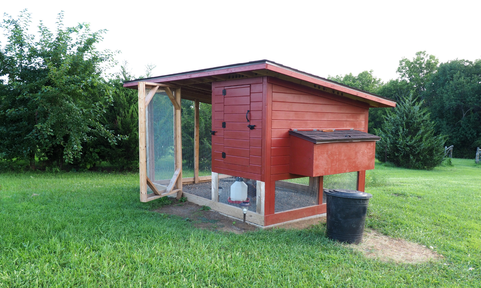 image of chicken coop for raising chickens and keeping chickens of different poultry breeds.